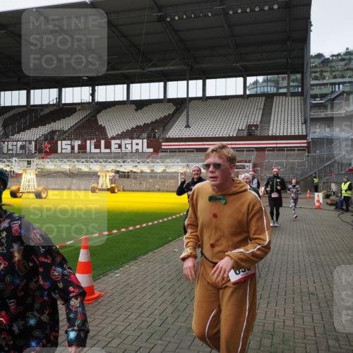 07.12.2025 - St. Pauli X-Mass-Run No. 15 Fabian Wolf http://msf.ph/oto/9398810 07.12.2025 10:54:38 Ziel 656, 692, 1177, 1489, 2286, 2328, 2358, 2360, 2832, 3391, 3437 meine-sportfotos.de