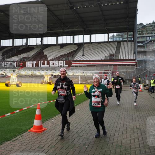 07.12.2025 - St. Pauli X-Mass-Run No. 15 Fabian Wolf http://msf.ph/oto/9398816 07.12.2025 10:54:39 Ziel 656, 692, 1177, 2286, 2328, 2358, 2360, 2832, 3391, 3437 meine-sportfotos.de