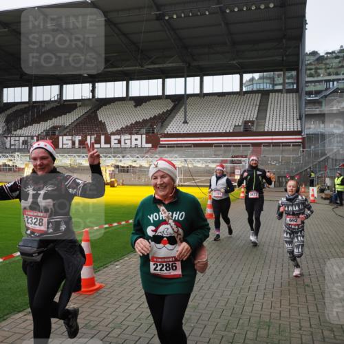 07.12.2025 - St. Pauli X-Mass-Run No. 15 Fabian Wolf http://msf.ph/oto/9398820 07.12.2025 10:54:40 Ziel 656, 692, 1177, 2286, 2328, 2358, 2360, 2832, 3391, 3437 meine-sportfotos.de