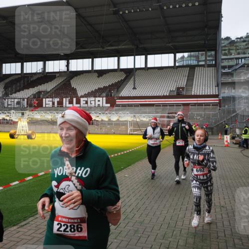 07.12.2025 - St. Pauli X-Mass-Run No. 15 Fabian Wolf http://msf.ph/oto/9398822 07.12.2025 10:54:40 Ziel 656, 692, 1177, 2286, 2328, 2358, 2360, 2832, 3391, 3437 meine-sportfotos.de
