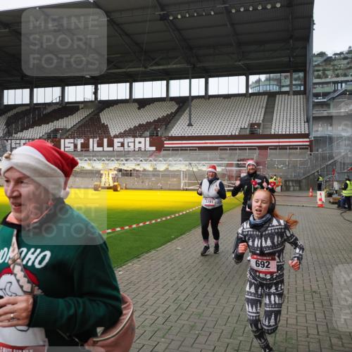 07.12.2025 - St. Pauli X-Mass-Run No. 15 Fabian Wolf http://msf.ph/oto/9398823 07.12.2025 10:54:41 Ziel 656, 692, 1177, 2286, 2328, 2358, 2360, 2832, 3391, 3437 meine-sportfotos.de