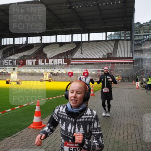 07.12.2025 - St. Pauli X-Mass-Run No. 15 Fabian Wolf http://msf.ph/oto/9398825 07.12.2025 10:54:41 Ziel 656, 692, 1177, 2286, 2328, 2358, 2360, 2832, 3391, 3437 meine-sportfotos.de