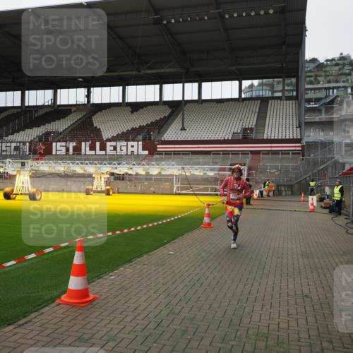 07.12.2025 - St. Pauli X-Mass-Run No. 15 Fabian Wolf http://msf.ph/oto/9398843 07.12.2025 10:54:54 Ziel 692, 1393 meine-sportfotos.de