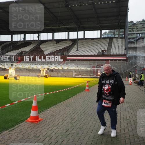 07.12.2025 - St. Pauli X-Mass-Run No. 15 Fabian Wolf http://msf.ph/oto/9398873 07.12.2025 10:55:24 Ziel 1689 meine-sportfotos.de