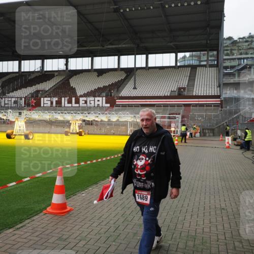 07.12.2025 - St. Pauli X-Mass-Run No. 15 Fabian Wolf http://msf.ph/oto/9398877 07.12.2025 10:55:25 Ziel  meine-sportfotos.de