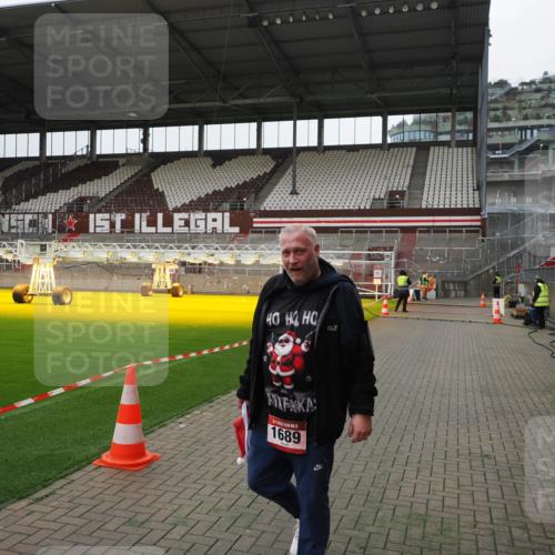 07.12.2025 - St. Pauli X-Mass-Run No. 15 Fabian Wolf http://msf.ph/oto/9398878 07.12.2025 10:55:25 Ziel  meine-sportfotos.de
