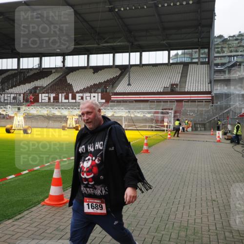 07.12.2025 - St. Pauli X-Mass-Run No. 15 Fabian Wolf http://msf.ph/oto/9398880 07.12.2025 10:55:25 Ziel  meine-sportfotos.de