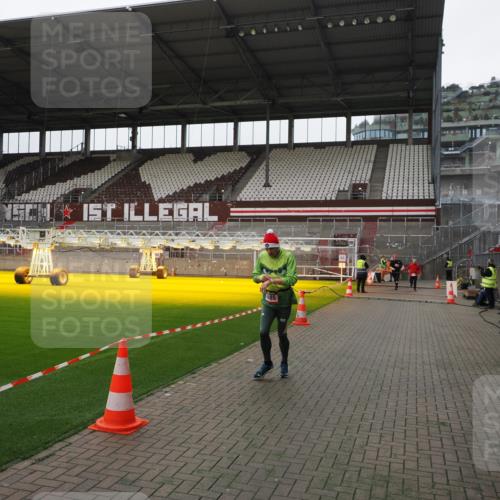 07.12.2025 - St. Pauli X-Mass-Run No. 15 Fabian Wolf http://msf.ph/oto/9398884 07.12.2025 10:55:54 Ziel 2485 meine-sportfotos.de