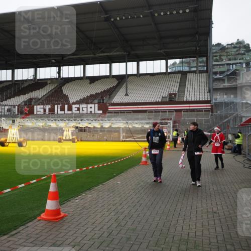 07.12.2025 - St. Pauli X-Mass-Run No. 15 Fabian Wolf http://msf.ph/oto/9398905 07.12.2025 10:56:18 Ziel 951, 955, 1790, 1793 meine-sportfotos.de