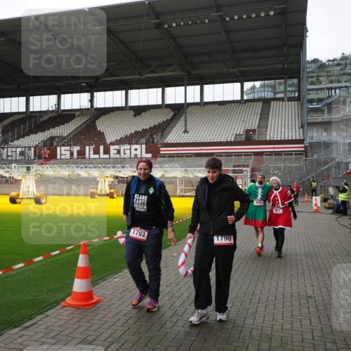 07.12.2025 - St. Pauli X-Mass-Run No. 15 Fabian Wolf http://msf.ph/oto/9398912 07.12.2025 10:56:21 Ziel 951, 955, 1790, 1793, 2170, 4063, 4146 meine-sportfotos.de