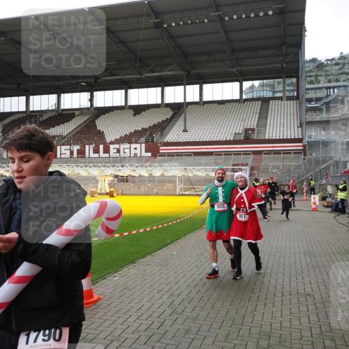 07.12.2025 - St. Pauli X-Mass-Run No. 15 Fabian Wolf http://msf.ph/oto/9398918 07.12.2025 10:56:22 Ziel 951, 955, 1790, 1793, 2170, 4063, 4146 meine-sportfotos.de