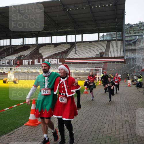07.12.2025 - St. Pauli X-Mass-Run No. 15 Fabian Wolf http://msf.ph/oto/9398929 07.12.2025 10:56:25 Ziel 951, 955, 1790, 1793, 2170, 4063, 4146 meine-sportfotos.de