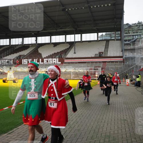 07.12.2025 - St. Pauli X-Mass-Run No. 15 Fabian Wolf http://msf.ph/oto/9398930 07.12.2025 10:56:25 Ziel 951, 955, 1790, 1793, 2170, 4063, 4146 meine-sportfotos.de