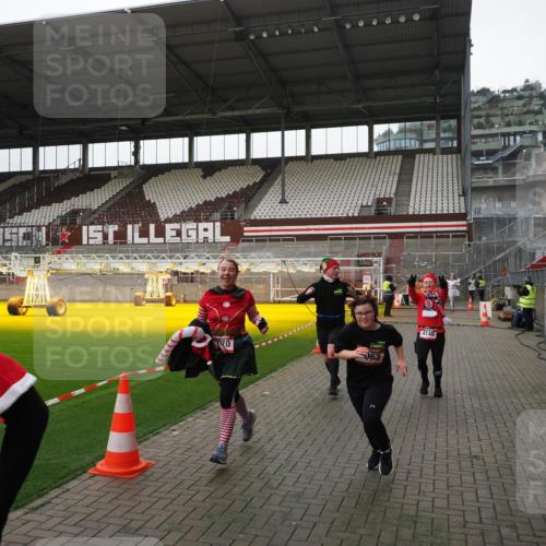 07.12.2025 - St. Pauli X-Mass-Run No. 15 Fabian Wolf http://msf.ph/oto/9398936 07.12.2025 10:56:26 Ziel 951, 955, 1790, 1793, 2170, 4063, 4146 meine-sportfotos.de