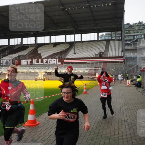 07.12.2025 - St. Pauli X-Mass-Run No. 15 Fabian Wolf http://msf.ph/oto/9398940 07.12.2025 10:56:27 Ziel 236, 248, 951, 955, 1790, 1793, 2170, 4063, 4146 meine-sportfotos.de