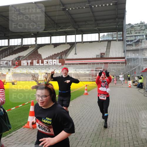 07.12.2025 - St. Pauli X-Mass-Run No. 15 Fabian Wolf http://msf.ph/oto/9398941 07.12.2025 10:56:27 Ziel 236, 248, 951, 955, 1790, 1793, 2170, 4063, 4146 meine-sportfotos.de