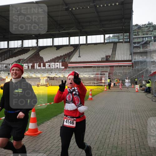 07.12.2025 - St. Pauli X-Mass-Run No. 15 Fabian Wolf http://msf.ph/oto/9398945 07.12.2025 10:56:28 Ziel 236, 248, 951, 955, 1790, 1793, 2170, 4063, 4146 meine-sportfotos.de