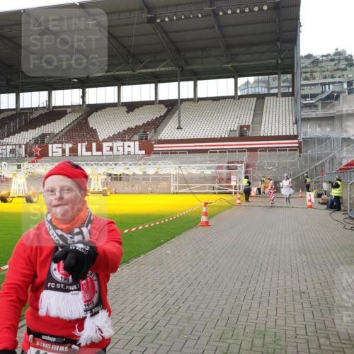 07.12.2025 - St. Pauli X-Mass-Run No. 15 Fabian Wolf http://msf.ph/oto/9398947 07.12.2025 10:56:28 Ziel 236, 248, 951, 955, 1790, 1793, 2170, 4063, 4146 meine-sportfotos.de