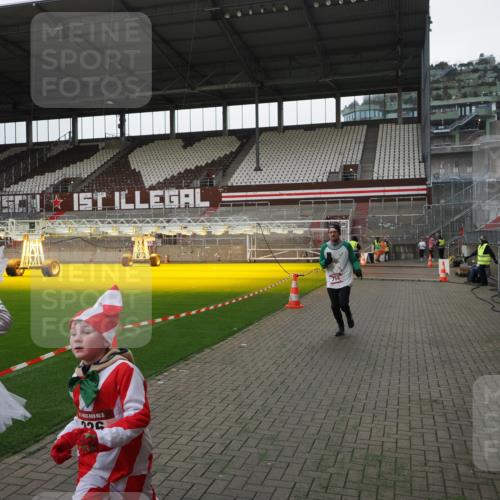 07.12.2025 - St. Pauli X-Mass-Run No. 15 Fabian Wolf http://msf.ph/oto/9398971 07.12.2025 10:56:35 Ziel 236, 248, 759, 2170, 4063, 4146 meine-sportfotos.de