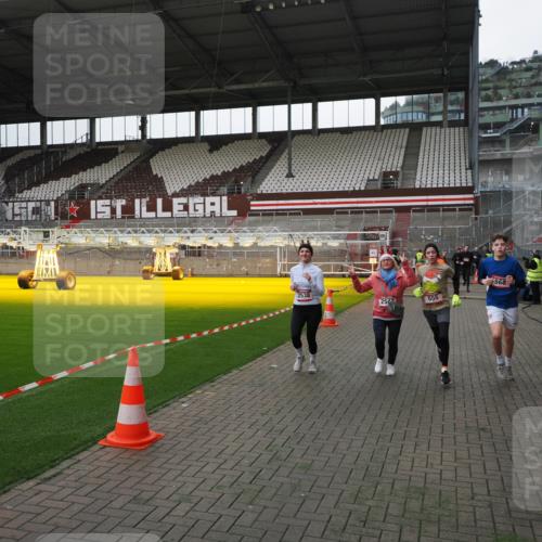 07.12.2025 - St. Pauli X-Mass-Run No. 15 Fabian Wolf http://msf.ph/oto/9399016 07.12.2025 10:56:50 Ziel 55, 417, 555, 568, 759, 1203, 2538, 2542, 2664, 3275 meine-sportfotos.de