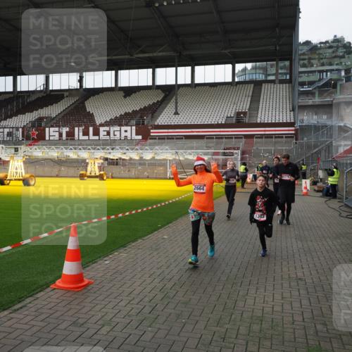07.12.2025 - St. Pauli X-Mass-Run No. 15 Fabian Wolf http://msf.ph/oto/9399027 07.12.2025 10:56:55 Ziel 55, 417, 555, 566, 568, 763, 1203, 2538, 2542, 2664, 3275, 4799 meine-sportfotos.de