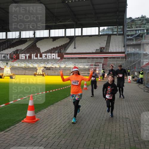 07.12.2025 - St. Pauli X-Mass-Run No. 15 Fabian Wolf http://msf.ph/oto/9399029 07.12.2025 10:56:55 Ziel 55, 417, 555, 566, 568, 763, 1203, 2538, 2542, 2664, 3275, 4799 meine-sportfotos.de