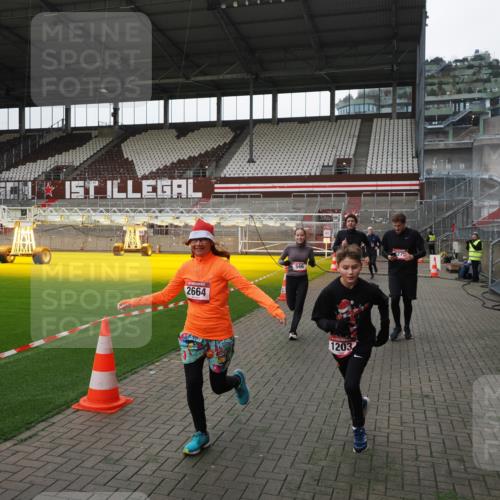 07.12.2025 - St. Pauli X-Mass-Run No. 15 Fabian Wolf http://msf.ph/oto/9399031 07.12.2025 10:56:56 Ziel 55, 417, 555, 566, 568, 763, 1203, 2538, 2542, 2664, 3275, 4799 meine-sportfotos.de