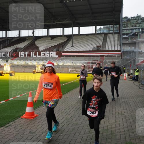 07.12.2025 - St. Pauli X-Mass-Run No. 15 Fabian Wolf http://msf.ph/oto/9399032 07.12.2025 10:56:56 Ziel 55, 417, 555, 566, 568, 763, 1203, 2538, 2542, 2664, 3275, 4799 meine-sportfotos.de