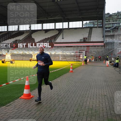 07.12.2025 - St. Pauli X-Mass-Run No. 15 Fabian Wolf http://msf.ph/oto/9399043 07.12.2025 10:57:00 Ziel 55, 417, 555, 566, 568, 763, 1203, 2538, 2542, 2664, 3275, 4799 meine-sportfotos.de