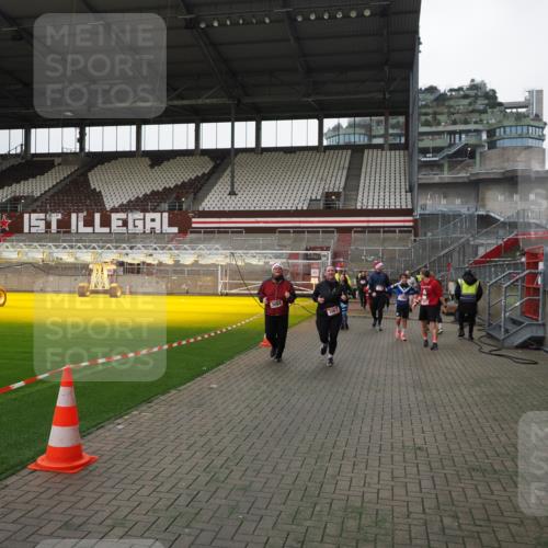07.12.2025 - St. Pauli X-Mass-Run No. 15 Fabian Wolf http://msf.ph/oto/9399055 07.12.2025 10:57:17 Ziel 130, 251, 280, 773, 1097, 1099, 1387, 2290, 2296, 2297, 2298, 2665, 3064, 3067 meine-sportfotos.de