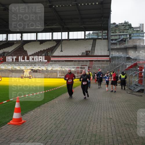 07.12.2025 - St. Pauli X-Mass-Run No. 15 Fabian Wolf http://msf.ph/oto/9399057 07.12.2025 10:57:17 Ziel 130, 251, 280, 773, 1097, 1099, 1387, 2290, 2296, 2297, 2298, 2665, 3064, 3067 meine-sportfotos.de