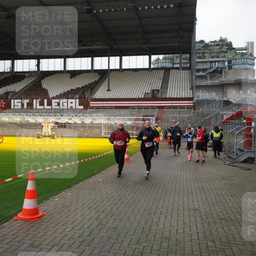 07.12.2025 - St. Pauli X-Mass-Run No. 15 Fabian Wolf http://msf.ph/oto/9399058 07.12.2025 10:57:17 Ziel 130, 251, 280, 773, 1097, 1099, 1387, 2290, 2296, 2297, 2298, 2665, 3064, 3067 meine-sportfotos.de