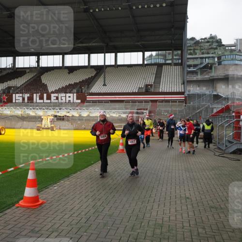 07.12.2025 - St. Pauli X-Mass-Run No. 15 Fabian Wolf http://msf.ph/oto/9399061 07.12.2025 10:57:18 Ziel 130, 251, 280, 773, 1097, 1099, 1387, 2290, 2296, 2297, 2298, 2665, 3064, 3067 meine-sportfotos.de