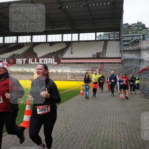07.12.2025 - St. Pauli X-Mass-Run No. 15 Fabian Wolf http://msf.ph/oto/9399069 07.12.2025 10:57:20 Ziel 130, 251, 280, 773, 1097, 1099, 1387, 2290, 2296, 2297, 2298, 2665, 3064, 3067 meine-sportfotos.de