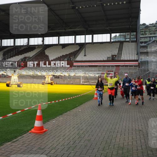 07.12.2025 - St. Pauli X-Mass-Run No. 15 Fabian Wolf http://msf.ph/oto/9399073 07.12.2025 10:57:21 Ziel 130, 251, 280, 773, 994, 1097, 1099, 1387, 2290, 2296, 2297, 2298, 2665, 3064, 3067 meine-sportfotos.de