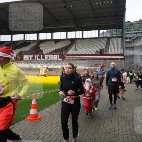 07.12.2025 - St. Pauli X-Mass-Run No. 15 Fabian Wolf http://msf.ph/oto/9399089 07.12.2025 10:57:24 Ziel 130, 251, 280, 773, 994, 1097, 1099, 1387, 2290, 2296, 2297, 2298, 2665, 3064, 3067 meine-sportfotos.de