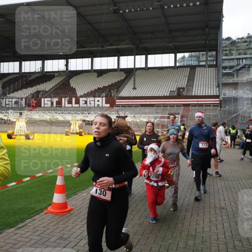 07.12.2025 - St. Pauli X-Mass-Run No. 15 Fabian Wolf http://msf.ph/oto/9399090 07.12.2025 10:57:24 Ziel 130, 251, 280, 773, 994, 1097, 1099, 1387, 2290, 2296, 2297, 2298, 2665, 3064, 3067 meine-sportfotos.de