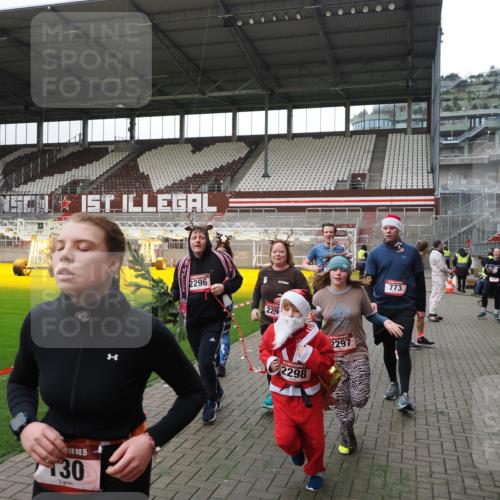 07.12.2025 - St. Pauli X-Mass-Run No. 15 Fabian Wolf http://msf.ph/oto/9399091 07.12.2025 10:57:25 Ziel 130, 251, 280, 773, 994, 1099, 1387, 2290, 2296, 2297, 2298, 2665, 3064, 3067 meine-sportfotos.de