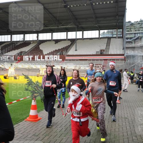 07.12.2025 - St. Pauli X-Mass-Run No. 15 Fabian Wolf http://msf.ph/oto/9399092 07.12.2025 10:57:25 Ziel 130, 251, 280, 773, 994, 1099, 1387, 2290, 2296, 2297, 2298, 2665, 3064, 3067 meine-sportfotos.de