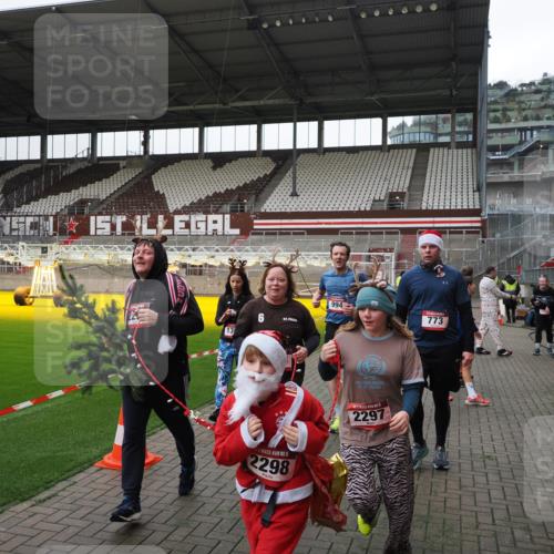 07.12.2025 - St. Pauli X-Mass-Run No. 15 Fabian Wolf http://msf.ph/oto/9399093 07.12.2025 10:57:25 Ziel 130, 251, 280, 773, 994, 1099, 1387, 2290, 2296, 2297, 2298, 2665, 3064, 3067 meine-sportfotos.de
