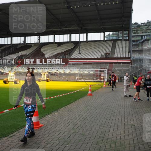 07.12.2025 - St. Pauli X-Mass-Run No. 15 Fabian Wolf http://msf.ph/oto/9399104 07.12.2025 10:57:28 Ziel 130, 251, 773, 994, 1213, 1387, 2290, 2296, 2297, 2298, 2665, 3064, 3067 meine-sportfotos.de