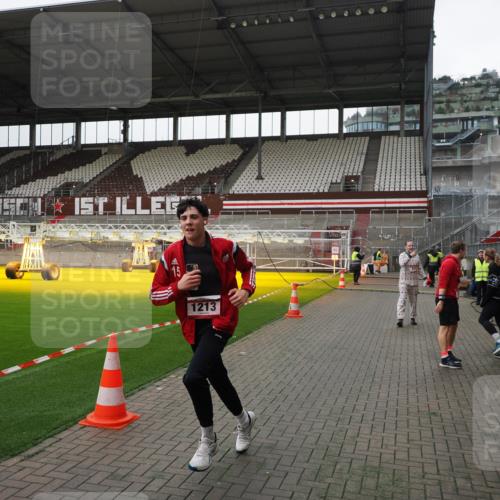 07.12.2025 - St. Pauli X-Mass-Run No. 15 Fabian Wolf http://msf.ph/oto/9399115 07.12.2025 10:57:32 Ziel 130, 251, 773, 994, 1213, 1387, 2290, 2296, 2297, 2298 meine-sportfotos.de