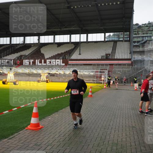 07.12.2025 - St. Pauli X-Mass-Run No. 15 Fabian Wolf http://msf.ph/oto/9399121 07.12.2025 10:57:41 Ziel 324, 994, 1213, 1390 meine-sportfotos.de