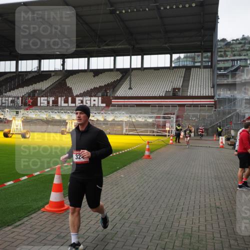 07.12.2025 - St. Pauli X-Mass-Run No. 15 Fabian Wolf http://msf.ph/oto/9399124 07.12.2025 10:57:41 Ziel 324, 994, 1213, 1390 meine-sportfotos.de