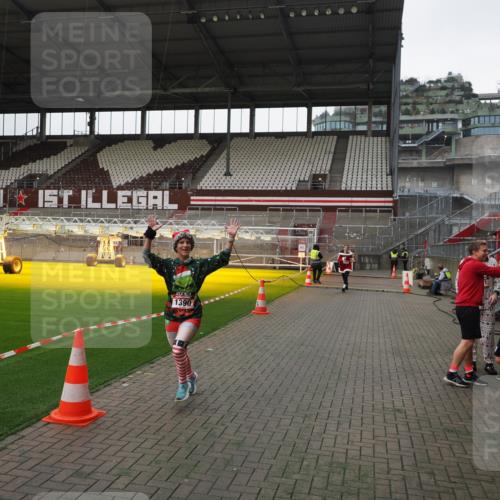 07.12.2025 - St. Pauli X-Mass-Run No. 15 Fabian Wolf http://msf.ph/oto/9399134 07.12.2025 10:57:46 Ziel 170, 324, 1213, 1390 meine-sportfotos.de