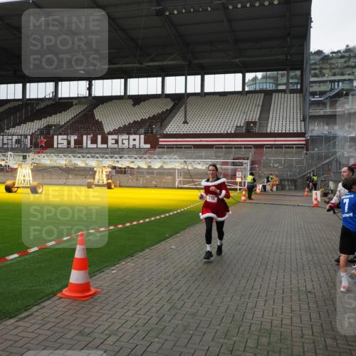 07.12.2025 - St. Pauli X-Mass-Run No. 15 Fabian Wolf http://msf.ph/oto/9399143 07.12.2025 10:57:49 Ziel 170, 324, 1390 meine-sportfotos.de