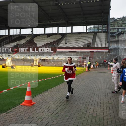 07.12.2025 - St. Pauli X-Mass-Run No. 15 Fabian Wolf http://msf.ph/oto/9399145 07.12.2025 10:57:50 Ziel 170, 324, 1390 meine-sportfotos.de