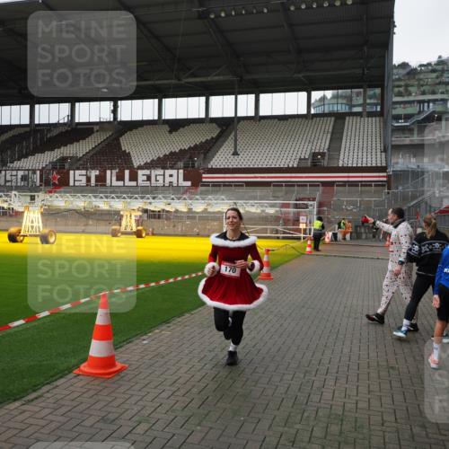 07.12.2025 - St. Pauli X-Mass-Run No. 15 Fabian Wolf http://msf.ph/oto/9399146 07.12.2025 10:57:50 Ziel 170, 324, 1390 meine-sportfotos.de