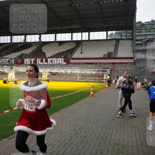 07.12.2025 - St. Pauli X-Mass-Run No. 15 Fabian Wolf http://msf.ph/oto/9399150 07.12.2025 10:57:51 Ziel 170, 324, 1390 meine-sportfotos.de