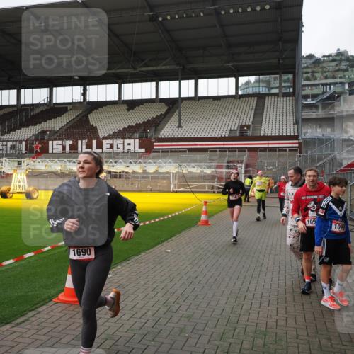 07.12.2025 - St. Pauli X-Mass-Run No. 15 Fabian Wolf http://msf.ph/oto/9399156 07.12.2025 10:58:01 Ziel 43, 75, 170, 234, 1690 meine-sportfotos.de